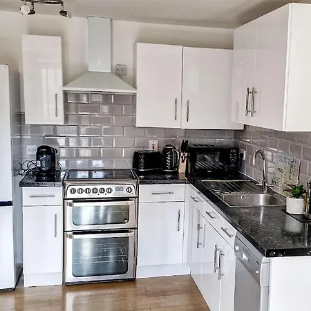 Comfy 2 Bed Flat With Free Parking, Close To Tube
